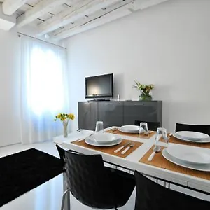 https://venetian-apartments.hotelslidodijesolo.com